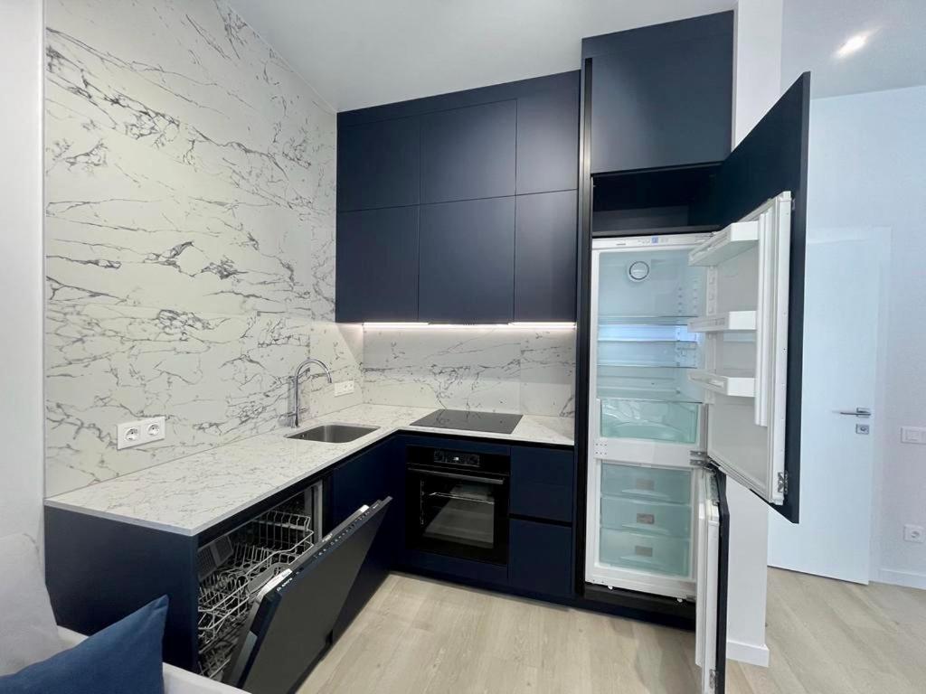 Modern Apartment In The Old Town Kyiv Exterior photo