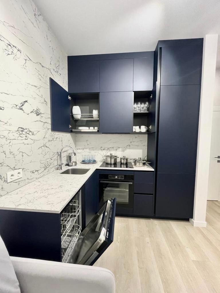 Modern Apartment In The Old Town Kyiv Exterior photo